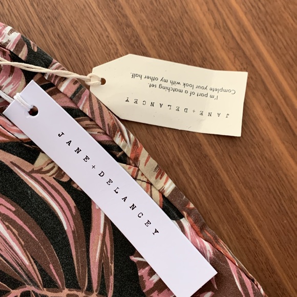 JANE + DELANCEY TROPICAL PALM LEAF PULL ON SHORTS - Picture 6 of 7